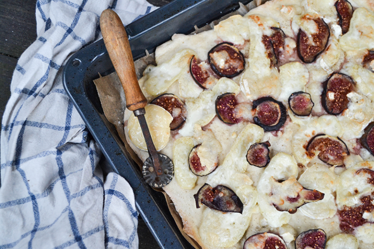 SELBSTGEMACHTER FLAMMKUCHEN MIT ZIEGENKÄSE &amp; FEIGEN