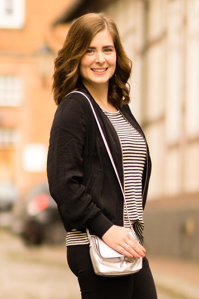 OUTFIT IN BLACK & WHITE: SHIRT WITH STRIPES AND BASIC JEANS