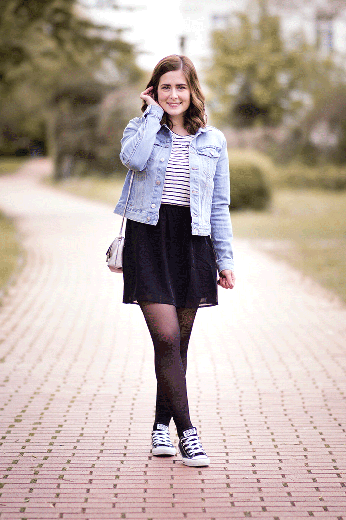 OUTFIT// JEANSJACKE, A-LINIEN ROCK & SHIRT MIT PATCHES