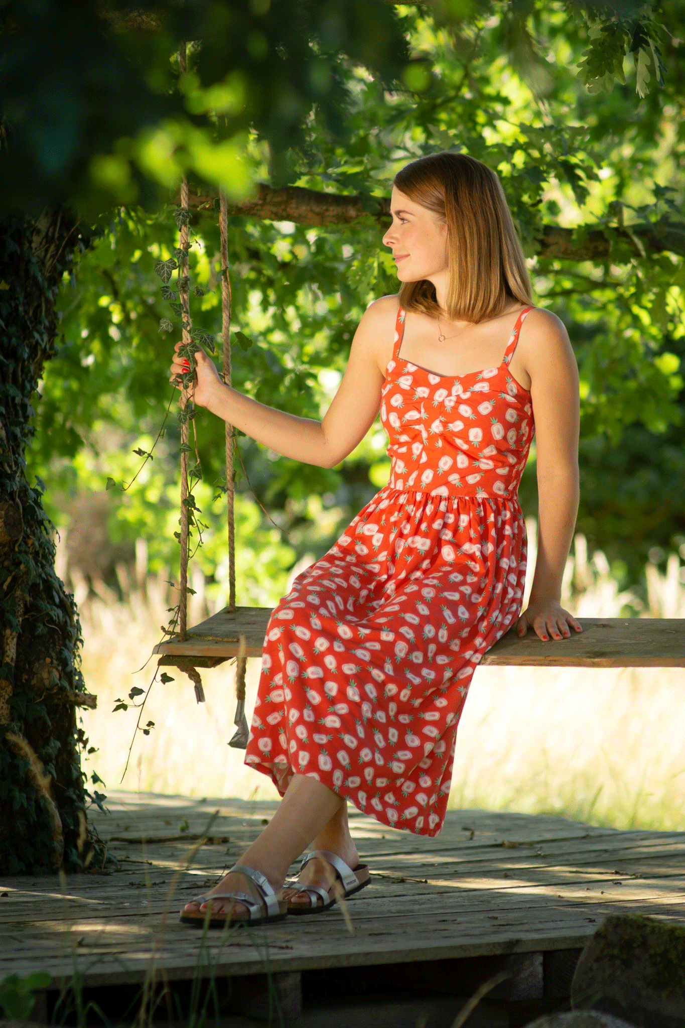 Fruchtiges Sommeroutfit: Midi - Kleid mit Ananas - Print