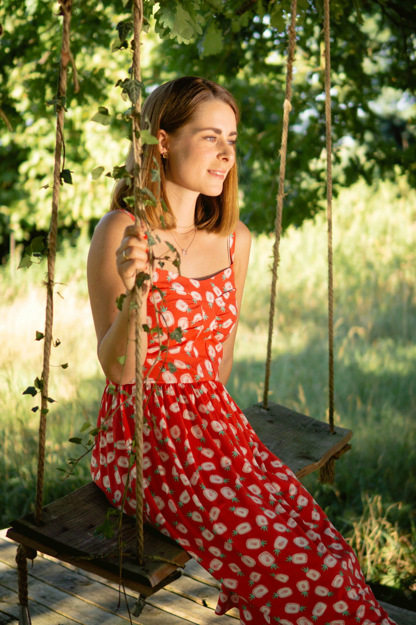 Fruchtiges Sommeroutfit: Midi - Kleid mit Ananas - Print