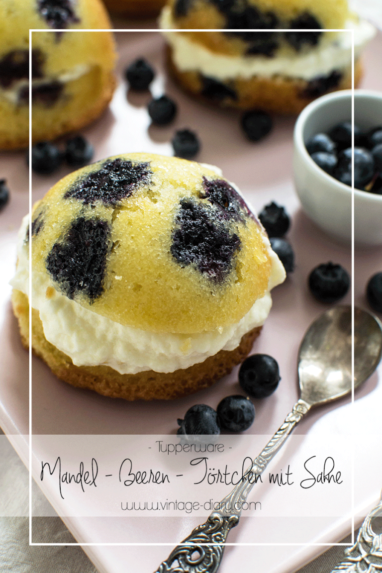 Mandel - Beeren - Törtchen mit Sahne - vintage-diary