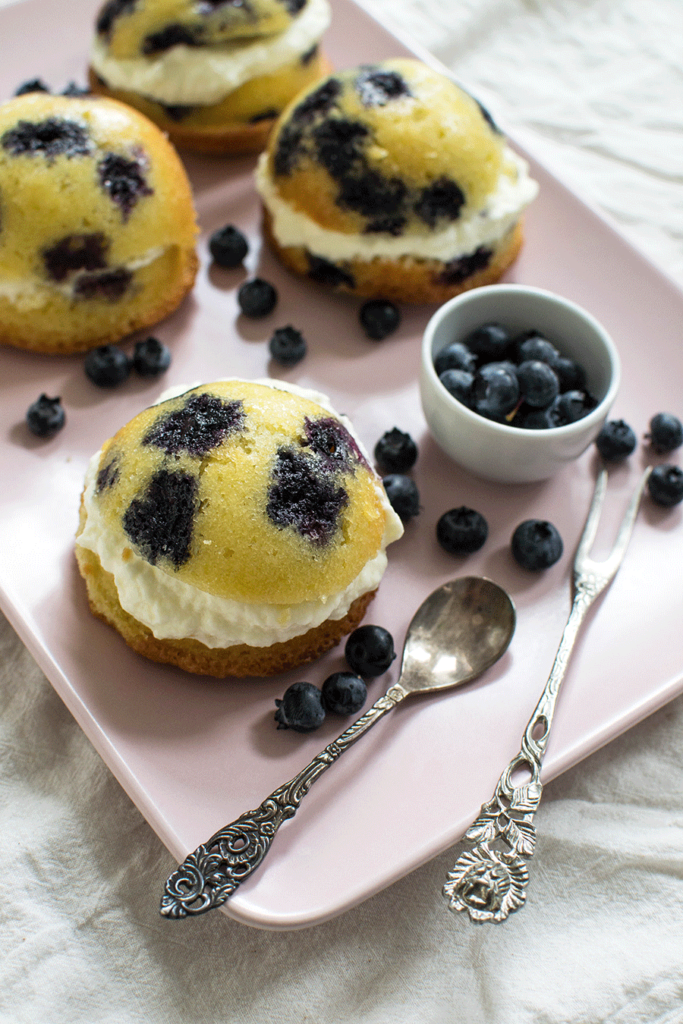 Mandel - Beeren - Törtchen mit Sahne - vintage-diary