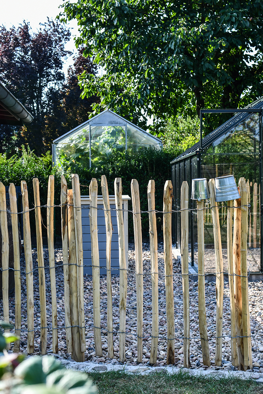 Staketenzaun aus Kastanie für den Nutzgarten aufbauen
