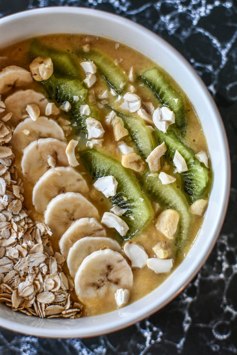 Smoothiebowl mit Banane, Apfel und Kiwi - vintage-diary