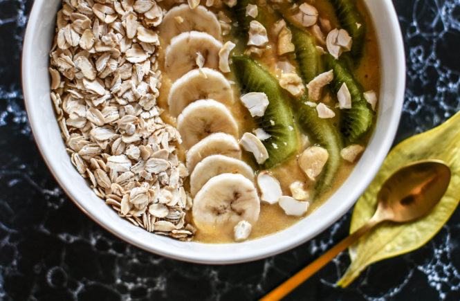 Smoothiebowl mit Banane, Apfel und Kiwi