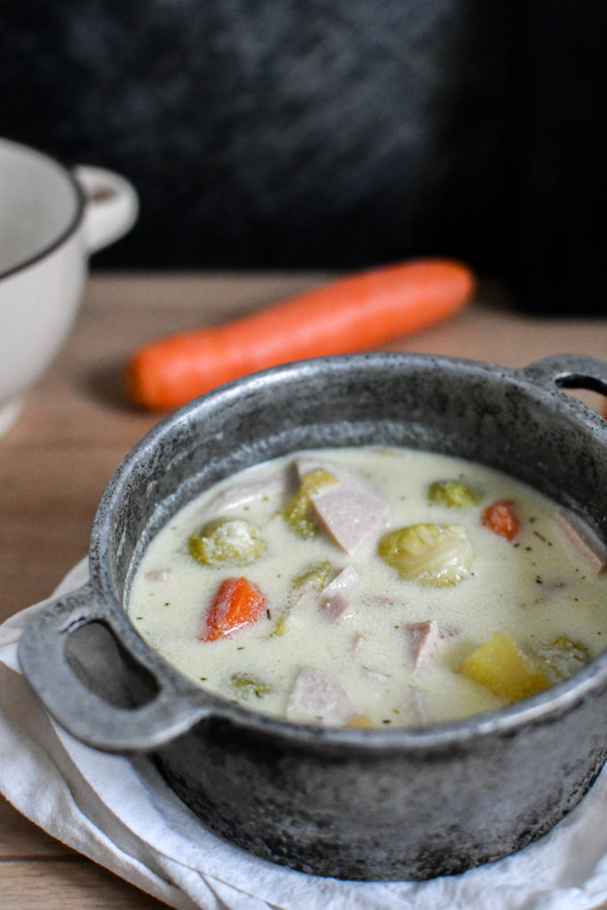 Eintopf mit Rosenkohl, Kartoffeln, Wurst und Möhren - vintage-diary