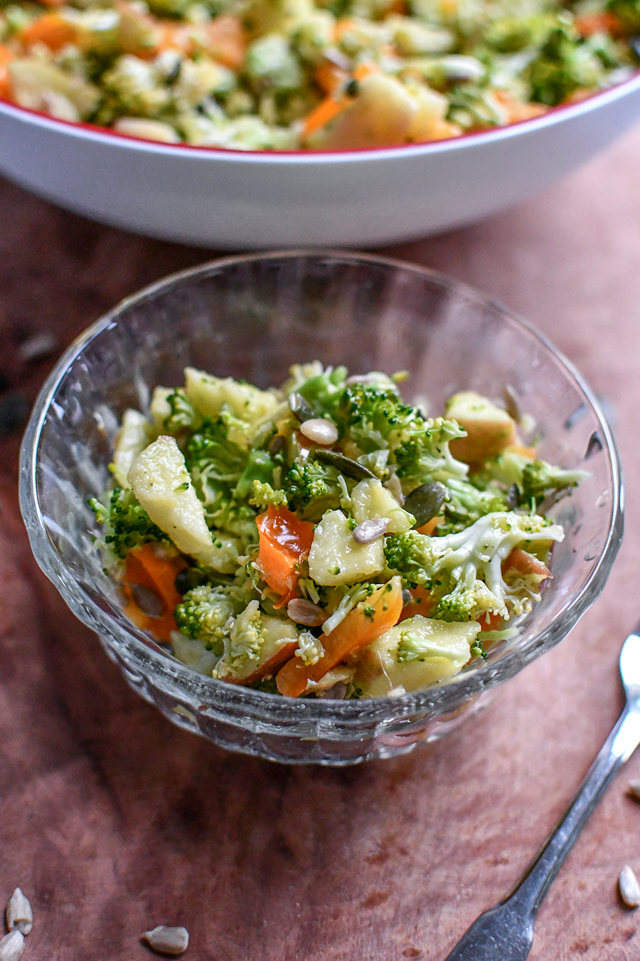 Salat mit Brokkoli und Pinienkernen