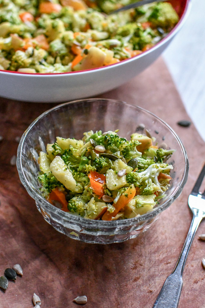 Salat mit Brokkoli und Sonnenblumenkernen - vintage-diary