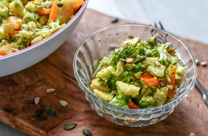 Salat mit Brokkoli und Pinienkernen