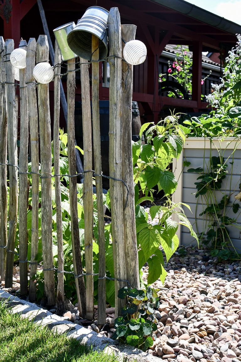 Staketenzaun aus Kastanie natürliche Gartendekoration vintagediary