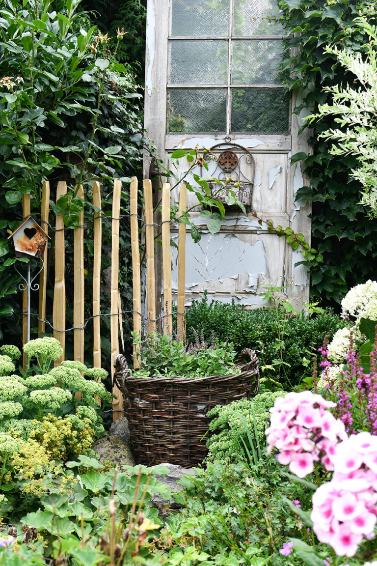 Staketenzaun aus Kastanie - natürliche Gartendekoration - vintage-diary