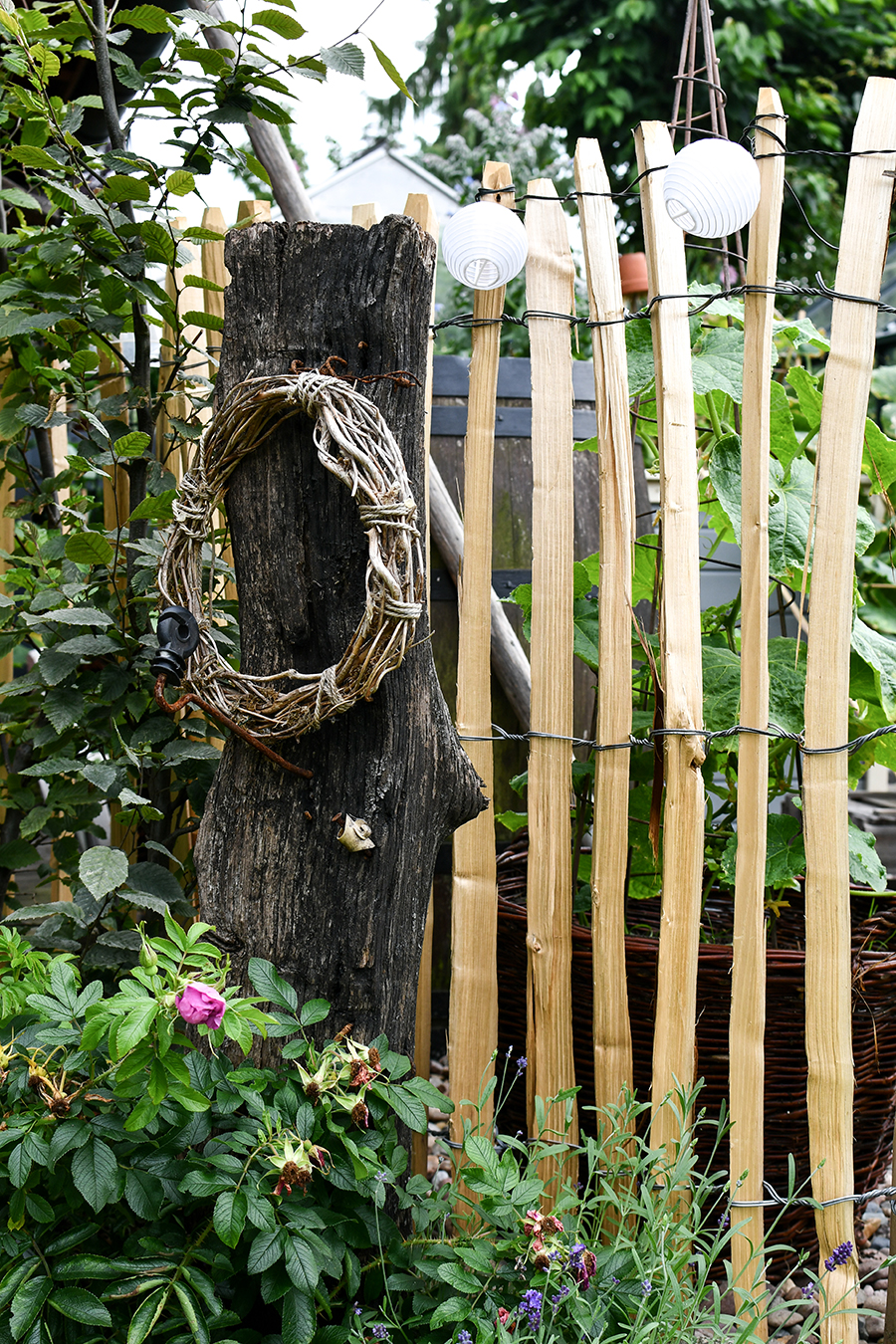 Staketenzaun aus Kastanie - natürliche Gartendekoration