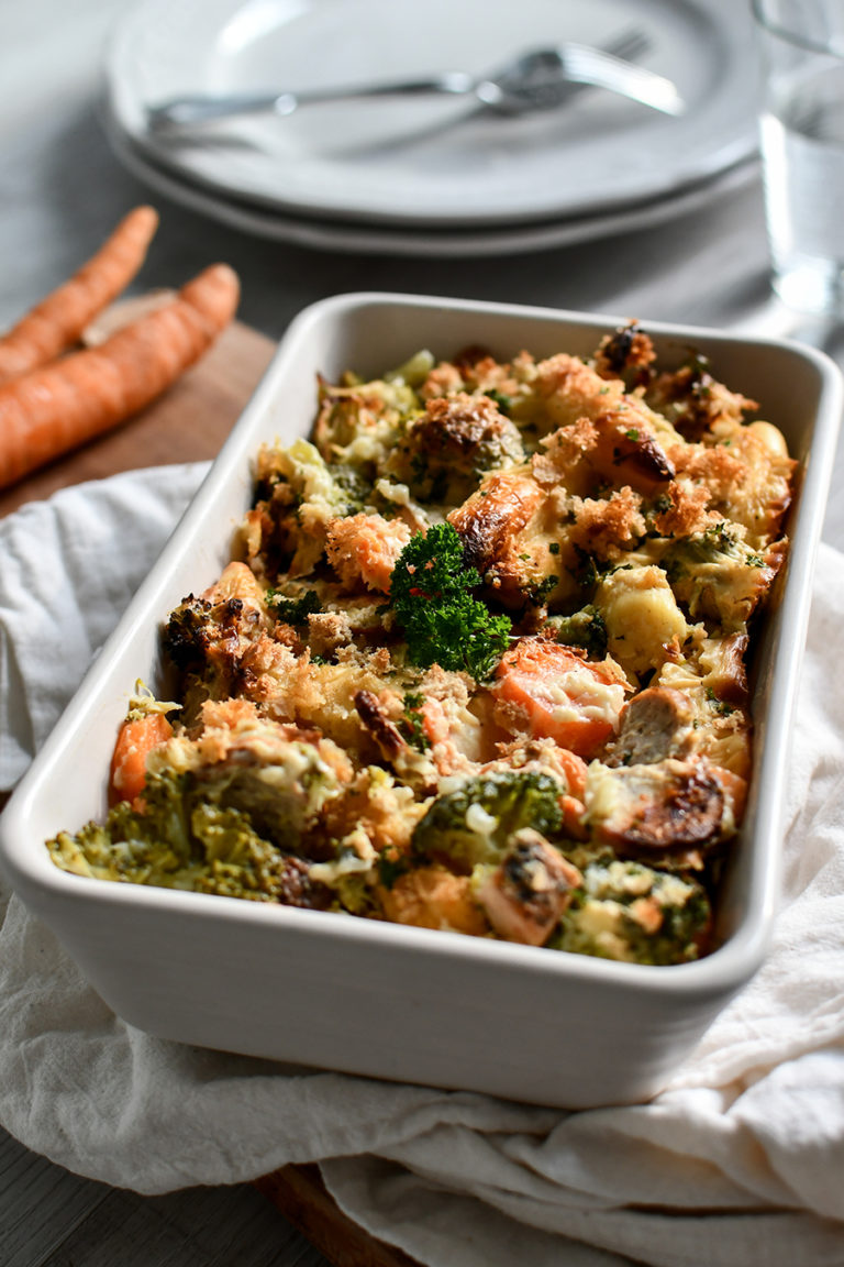 Nudel-Auflauf mit Gemüse und Würstchen in Käse-Sahnesoße - vintage-diary