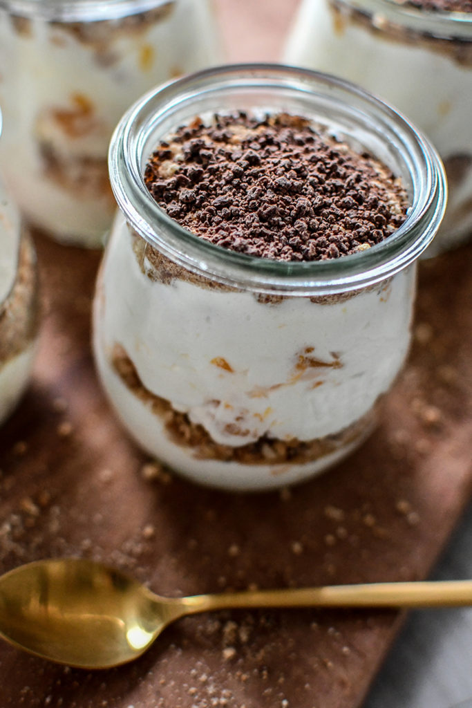 Sahnequark mit Mandarinen, Cantuccini und Zartbitterschokolade ...